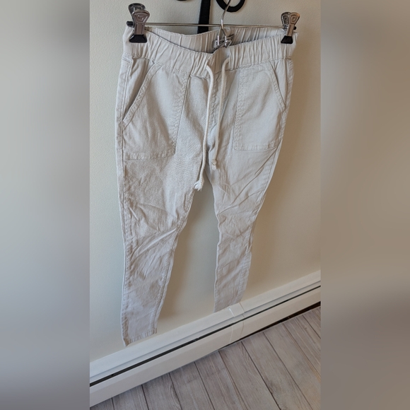 Satin Doll off white drawstring skinny pants. Size 4 - Picture 9 of 11